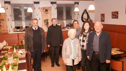 Bild: fvo
Anneliese Stubenrauch (Mitte) feiert mit Sohn Dieter Malzer (rechts) und dessen Ehefrau Christine (Zweite von rechts) 85. Geburtstag. Es gratulieren Bürgermeister Josef Beimler, Pfarrer Norbert Götz und für den Pfarrgemeinderat Ingrid Troidl.