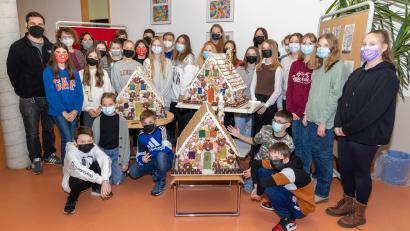 Bild: Tobias Neubert/exb
Die Schüler der 7. Jahrgangsstufe gestalteten Knusperhäuschen für das Kinderheim Haus Elisabeth in Windischeschenbach und das Seniorenheim St. Martin in Neustadt/WN.