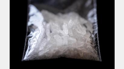 Symbolbild: David Ebener/dpa
Immer wieder wird Crystal Meth über die Grenze geschmuggelt. Auch ein Bamberger dachte, dass er 9,1 Gramm dieser Droge im Gepäck hat, aber man drehte ihm das minderwertige Lev-Methamphetamin an.