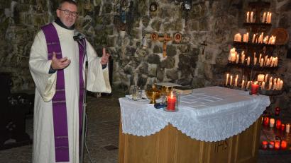 Bild: jr
Stadtpfarrer Dr. Thomas Vogl beim adventlichen Gottesdienst an der Lourdesgrotte. Etwas Wärme und Lockerheit brachte er mit dem Hüpfen der Gläubigen ein, das er gerade in dieser Zeit sehr wichtig nannte.