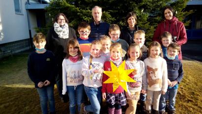 Bild: fpoz
Im Bild eine Abordnung der Schulkinder mit (hinten, von links) Anja Clement und Markus Rupp von „Sonnenblicke“ sowie Carolin Kellner, zuständig für die Jugendsozialarbeit, und Schulleiterin Johanna Reger.