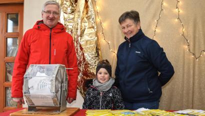 Bild: njn
Fleißig war Glücksfee Julia bei der Ziehung der rund 90 Preise. Mit auf dem Foto (von links) Bürgermeister Johannes Reger und die Organisatorin der Adventsamstage, Sigrid Heindl.