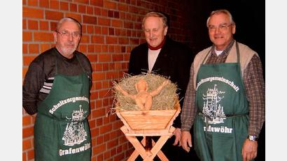 Bild: rgr
Josef Troidl (links) und Werner Biersack (rechts) haben das Jesuskind mit Krippe an Pfarrer Hans Bayer (Mitte) im Dezember 2003 übergeben. Seither ist es jedes Weihnachten zu bewundern.