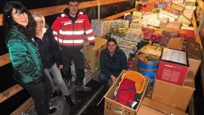 Bild: hai
300 eigens ergänzte und verpackte Päckchen konnte Alexander Krauß (Dritter von links) aus den Händen der Falken Claudia Fischer, Sandra Redel und Karin Gillich (von links) entgegennehmen.
