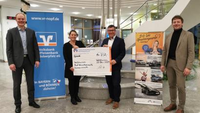 Bild: Volksbank Raiffeisenbank Nordoberpfalz/exb
Der symbolische Scheck über 14 250 Euro wurde in der Geschäftsstelle Waldsassen übergeben. Von links die Geschäftsstellenleiter Andreas Rosner, Corinna Männer und Thorsten Meier zusammen mit Regionalmarktleiter Tilo Scharnagl.