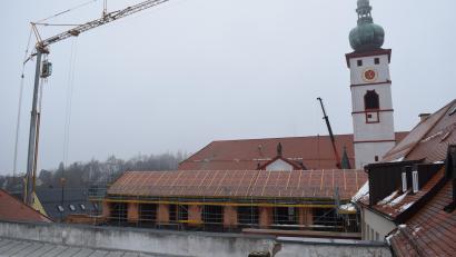 Bild: szl
Das Dach auf dem Neubau des Rathauses II wird aktuell winterfest gemacht. Nach der Weihnachtspause geht es im neuen Jahr zügig weiter.