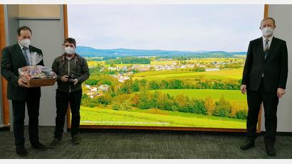 Bild: vsr
Filialleiter Harald Birk (links) und Kundenbetreuer Thomas Wenning (rechts) überreichten Hobbyfotograf Andreas Heinz als Anerkennung für sein gelungenes Foto einen Präsentkorb.