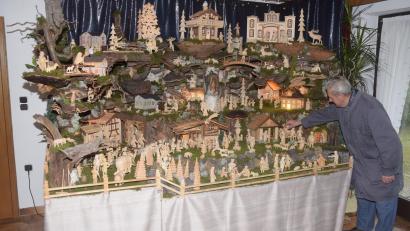 Bild: fz
Über 300 Figuren bevölkern die Darstellung von Jesu Geburt bei Xaver Mark. Als letzte Figur platziert er den Zoiglwirt zwischen den Gebäuden mit dem Stall von Bethlehem und drumherum Leben mit viel Natur.