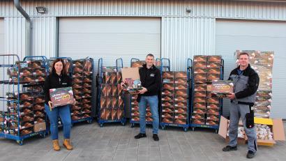 Bild: stg
Natalie Schuster und Edeka-Inhaber Stefan Legat übergaben die Päckchen in Kemnath an Holger Pühl (von links).