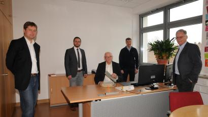 Bild: bey
Geschäftsstellenleiter Dieter Schobert (sitzend) klappt symbolisch den Ordner zu. Seine Aufgabe übernimmt künftig der bisherige Kämmerer Sven Lederer (links).