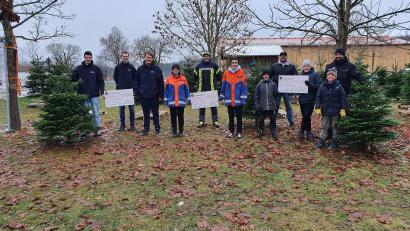 Bild: Thomas Käsbauer/exb
Marcel Jäger, Dominik Friedl, Max Prem, Leonie Kraus, Manuel Kraus, Korbinian Geitner, Felix Zeitler, Peter Böhm, Leo Dobmeier, Roxander Rasoulkhani und Sandro Zeitler (von links) zeigt das Bild bei der Übergabe.
