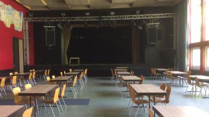 Bild: Houschka
Sieht mit Tischen und Stühlen aus wie ein Kantine. Doch seit 2009 ist das Veranstaltungszentrum (VAZ) in Burglengenfeld zu einem Treffpunkt für viele Oberpfälzer geworden, die Rock, Schlager, Kabarett, Comedy und Laientheater mögen.