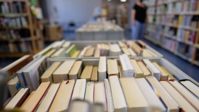Symbolbild: Sebastian Willnow/dpa
Vielleicht gibt es in Brand bald wieder eine Bibliothek.