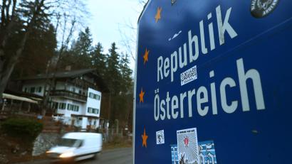 Archivbild: Karl-Josef Hildenbrand
Wer von Bayern nach Österreich will, um billigen Sprit zu tanken oder einzukaufen, muss seit dieser Woche eine dritte Corona-Impfung vorweisen können,