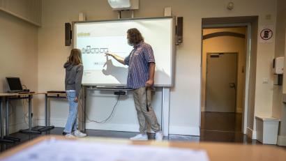 Symbolbild: Frank Rumpenhorst/dpa
Die Johann-Andreas-Schmeller-Mittelschule in Tirschenreuth bekommt zwölf digitale Tafeln. Dies beschloss der Stadtrat in der Dezembersitzung.