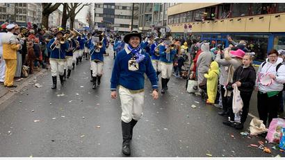 Bild: u
Zum 43. Mal hatte der Hirschauer Musikzug 2020 die Ehre, beim Düsseldorfer Rosenmontagszug live an zigtausenden Jecken musizierend und tanzend vorbeizuziehen – angeführt von Dirigent Wolfgang Vögele.