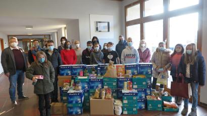 Bild: jzk
Realschuldirektor German Helgert (links) freute sich, dass auch in Zeiten von Corona die Spendenbereitschaft der Kemnather Realschüler für die Kemnather Tafel nicht abgenommen hat.