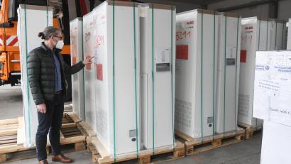 Archivbild: Gabi Schönberger
Im April wurden die ersten Luftreinigungsgeräte von den Mitarbeitern des städtischen Bauhofs (im Bild Bauhofleiter Daniel Tubifato) an die Weidener Schulen ausgeliefert. Sie müssen auch regelmäßig gewartet werden.