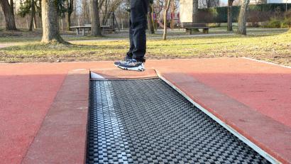 Bild: Gabi Schönberger
Seit Ende November können auch Rollstuhlfahrer in Weiden hüpfen.