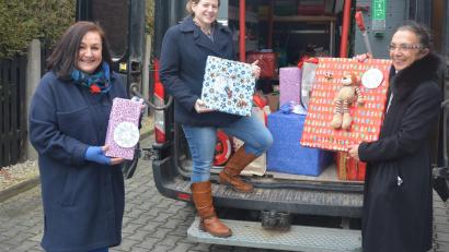 Bild: jr
Mit einem Lieferwagen brachte Stefanie Fuhrmann (Mitte) die Geschenke im Wert von über 2000 Euro zur Mitterteicher Tafel. Geschenke hatte sie für 55 Kinder von Tafelbeziehern, denen ein Weihnachtswunsch erfüllt wurde. Beim Abladen halfen Tafel-Vorsitzende Nicole Fürst (links) und Schatzmeisterin Gabi Neumüller-Wölfl mit.