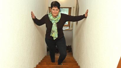 Bild: Petra Hartl
Die Treppe hinauf zu ihrer Wohnung im ersten Stock war für Birgit Birner noch lange nach der akuten Corona-Infektion eine echte Herausforderung.