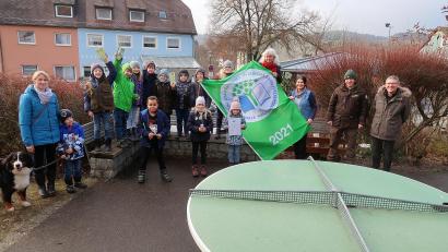 Bild: bsc
An der Friedenfelser Grundschule feierten Schulleiterin Inge Dick (Dritte von rechts) und Lehrerin Claudia Wölke (Vierte von rechts) mit den Kindern die erneute Auszeichnung für besonderes Engagement zur nachhaltigen Verbesserung der Schulumwelt. Bürgermeister Oskar Schuster und Naturpark-Ranger Jonas Ständer (von rechts) sowie Karin Gerolstein vom Elternbeirat (links) gratulierten.