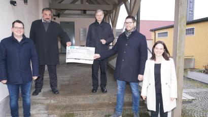 Bild: fvo
Die Spende wird gern angenommen: (von links) Alexander Anzer, Bürgermeister Josef Beimler, Pfarrer Norbert Götz, JU-Vorsitzender Florian Stahl und Laura Anzer.