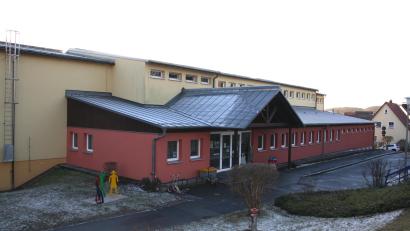 Bild: bjp
Die im Zusammenhang mit der Pandemie eingeführte Pflicht zu einem regelmäßigen Luftaustausch in den Klassenzimmern könnte in der Pressather Schule ab 2022 ein dezentrales Lüftungsgerätesystem übernehmen. Ein Förderantrag soll noch heuer beim Freistaat eingereicht werden.