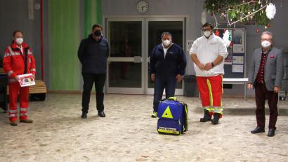 Die Wasserwacht hatte sich für einen Satz Alu-Container entschieden. Für die Helfer vor Ort besorgte das BRK Wiesau einen neuen Rettungs-Rucksack. Beim Spendentermin dabei waren: (von rechts) Bürgermeister Toni Dutz, Fabian Krämer, Robert Wolfrum (beide BRK Wiesau), BRK-Kreisgeschäftsführer Holger Schedl und der Vorsitzende der Wasserwacht Wiesau, Wolfgang Bauer.