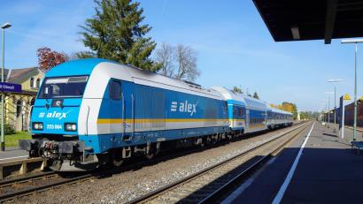 Archivbild: eg
Noch immer fahren die Züge auf der Strecke von Hof nach Regensburg mit Dieselloks. Die neue Ampel-Regierung will die Elektrifizierung der Strecke nun rasch umsetzen.