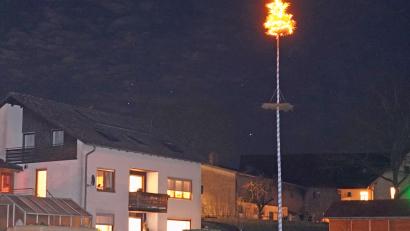Bild: fvo
Der Riedl-Christbaum leuchtet an höchster Stelle in die Albersriether Nacht.
