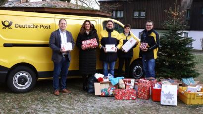 Bild: bkr
Mit einem Postauto voller Geschenkpakete waren (ab Zweite von links) Kerstin Scharf, Thorsten Hertel, Martina Pöllath und Holger Kunnert ins SOS-Kinderdorf gekommen. Für die Spenden dankte Leiter Holger Hassel (links).