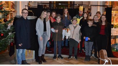 Bild: gi
Ein besonderes Krippenspiel führten die Ministranten von Etzgersrieth in der Ortskirche auf. Verfasst und einstudiert mit den Ministranten hatte das Stück Jutta Steinhilber (rechts hinten). Auch Michael Steinhilber (links) bedankte sich bei den Mitwirkenden und Besuchern.