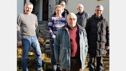 Bild: fdl
Lorenz Kummer (vorn, Mitte) nimmt die Glückwünsche von (von links) Georg Kustner (DJK Ehenfeld-Massenricht), Barbara Dolles (Senioren-Club), Sepp Falk (Männerchor), Alfred Hausmann (Senioren-Club) und Wolfgang Falk (Männerchor) entgegen.