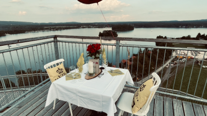 Bild: inMotion PARK Seenland GmbH/exb
Erster Preis: Gedeckter Tisch für ein Dinner auf der Erlebnisholzkugel am Steinberger See.