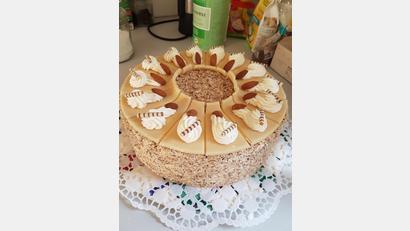Bild: Claudia Bruckner
Wer kann das schon widerstehen? Die leckere Mandel-Marzipan-Torte verführt zum Genießen.