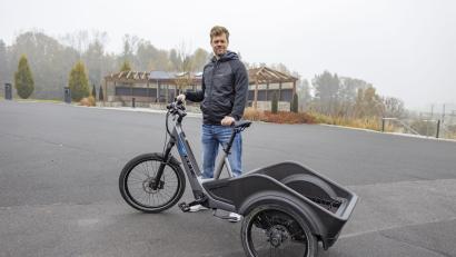 Bild: dtr
Cube-Produktmanager Nils Hausdorf mit dem "Cube Concept Dynamic Cargo - inspired bei BMW".