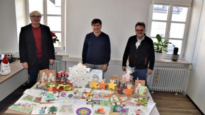 Bild: Stadt Schönsee/exb
Ein dickes Kompliment machten (von links) Schönsees Zweiter Bürgermeister Andreas Hopfner, der Stadlerner Bürgermeister Gerald Reiter und der Weidinger Bürgermeister Manfred Dirscherl den kleinen Künstlern.