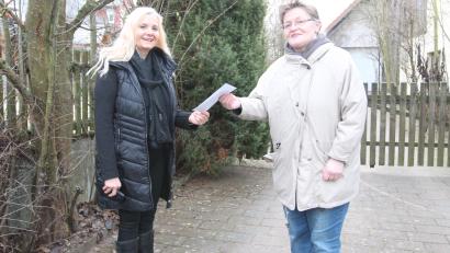 Bild: pi
Gertraud Nickl (rechts) sagt Manda Kick "Vergelt's Gott" für die Spende.