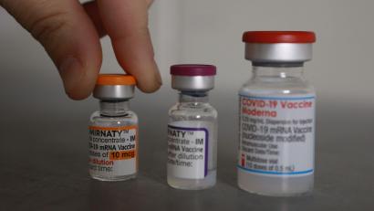 Bild: Matthias Bein
Flaschen mit den Impfstoffen Comirnaty und Moderna stehen in einem Impfstofflager. Foto: Matthias Bein/dpa-Zentralbild/dpa