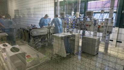 Symbolbild: Peter Kneffel/dpa
Krankenpfleger auf der Intensivstation. Sollten zu von ihnen gleichzeitig wegen Corona ausfallen, droht ein Engpass in der medizinischen Versorgung. Deswegen zählt diese Branche zu den "kritischen Infrastrukturen".