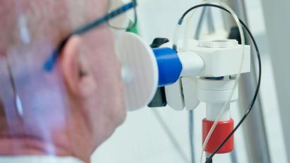 Symbolbild: Uwe Anspach/dpa
Ein von einer Corona-Erkrankung genesener Patient bekommt in einer Lungentest-Kabine in einer Rehaklinik die Lungenfunktion gemessen.