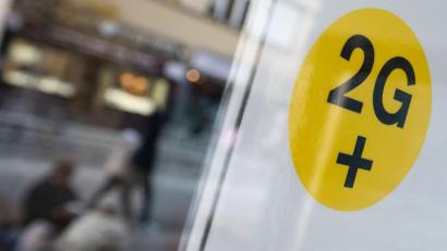 Bild: Marijan Murat
Ein Hinweis auf die 2G-plus-Regelung in der Innenstadt von Stuttgart. Foto: Marijan Murat/dpa