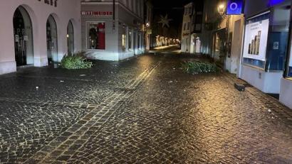 Bild: Sebastian Graf
In der Georgenstraße in Amberg wurden mehrere Weihnachtsbäume beschädigt.