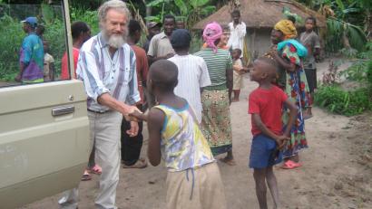 Bild: gi
Pater Ferdinand bemüht sich ständig um das Wohl seiner Pfarrangehörigen im afrikanischen Busch. Besonders die Kinder sind ihm ein großes Anliegen.