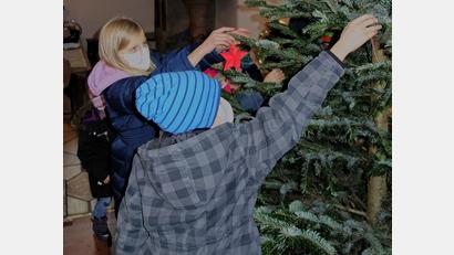 Bild: Inge Dannehl/exb
Kinder schmücken den Baum, der in der evangelischen Kirche in Kohlberg steht.