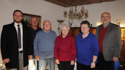 Bild: bey
Heidi Pichl feiert 85. Geburtstag. Bruder Georg und Tochter Ulrike haben die Schwester und Mutter in ihre Mitte genommen. Auch Bürgermeister Ernst Lenk (links) und zweiter Bürgermeister Josef Robl (rechts) gratulieren ebenso wie Neffe Lothar Bösl (Zweiter von links).