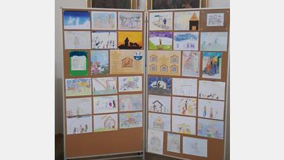 Bild: fjo
Prall gefüllte Stellwände mit Kinderbildern zum Weihnachtsgeschehen schmücken bis Silvester die Emmeramskirche und sind ganztägig als Ausstellung zu besichtigen.