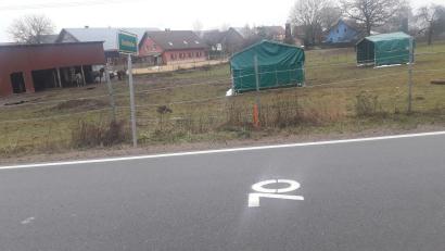 Bild: Landratsamt Schwandorf/exb
Wohl um den Verkehr abzubremsen, hat ein Unbekannter Tempo 70 auf die Kreisstraße SAD 40 bei Geratshofen gesprüht.