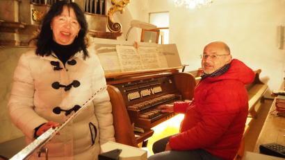 Bild: bl
Gabriele und Adolf Scharf halten an Weihnachten seit Jahrzehnten die Stellung auf der Empore in der Kirche von Schwarzhofen, sie als Chorleiterin, er als Organist.